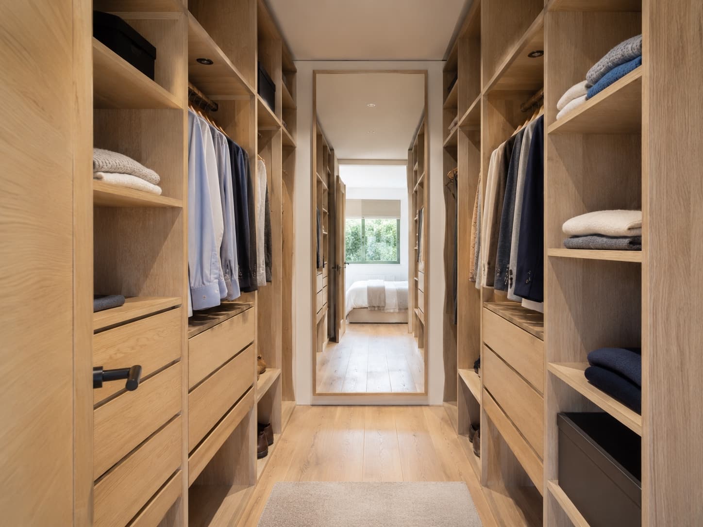 Dressing sur mesure en bois clair dans une chambre lumineuse au Luxembourg