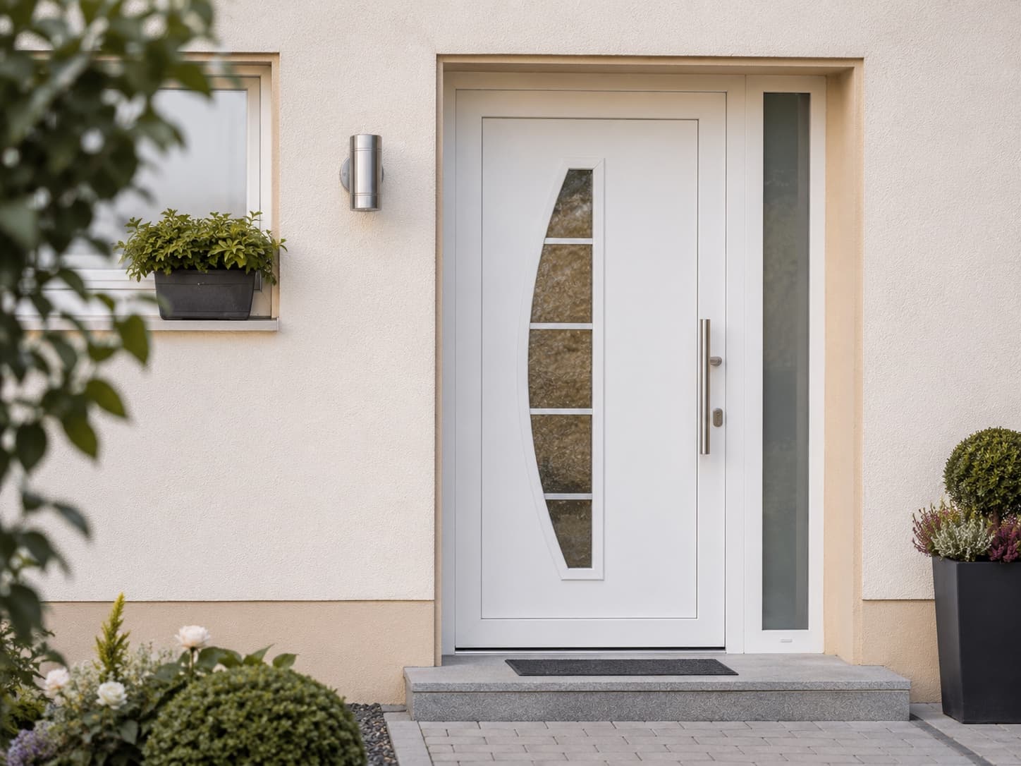 Porte d'entrée en PVC blanc avec panneau vitré décoratif