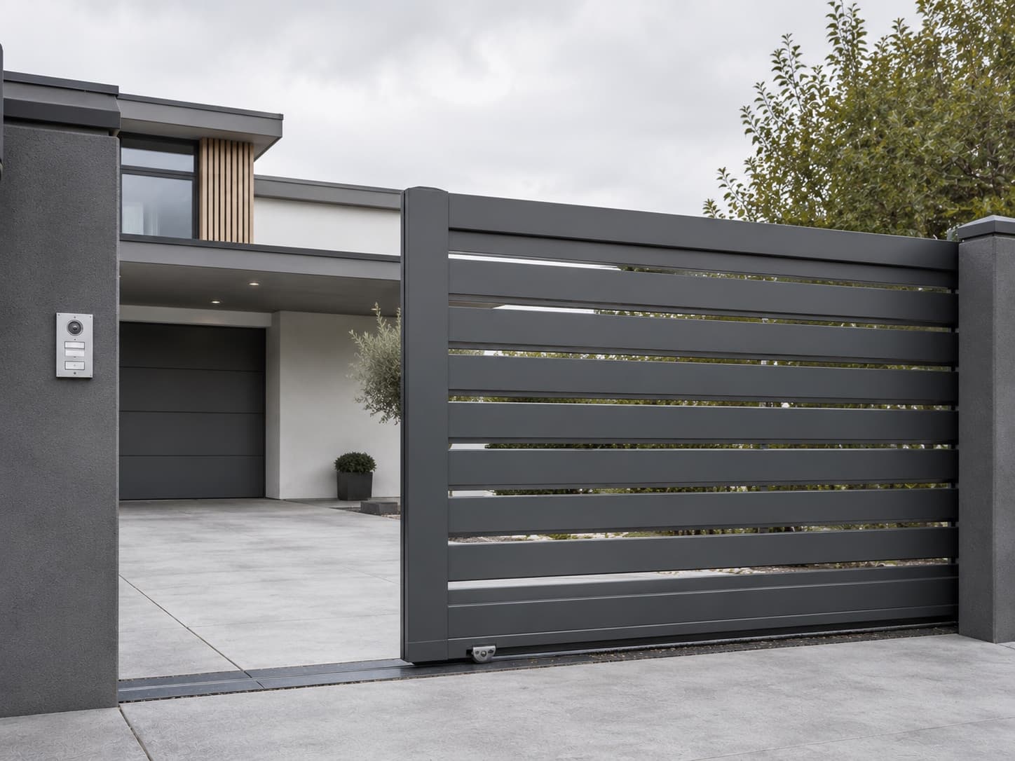Portail coulissant en aluminium anthracite sur allée privée