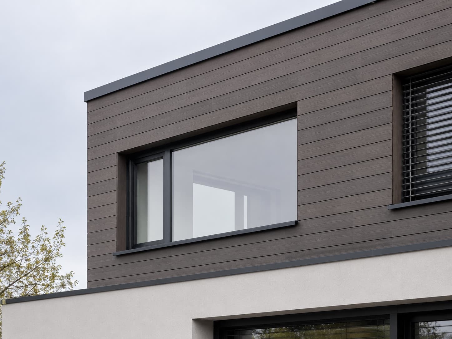 Bardage composite gris-brun en pose horizontale sur façade
