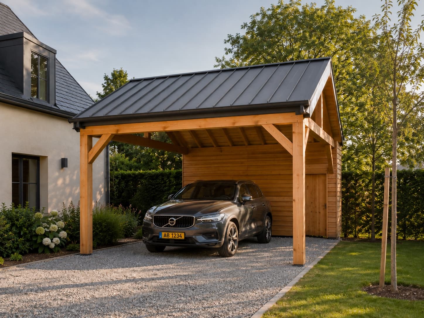 Carport en bois avec couverture en métal sur allée privée