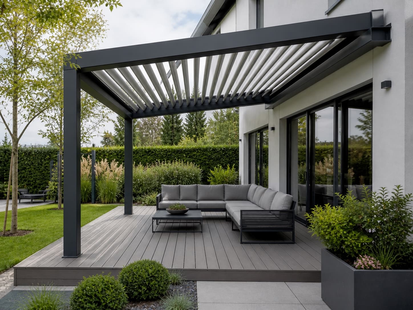 Pergola bioclimatique en aluminium avec lames orientables