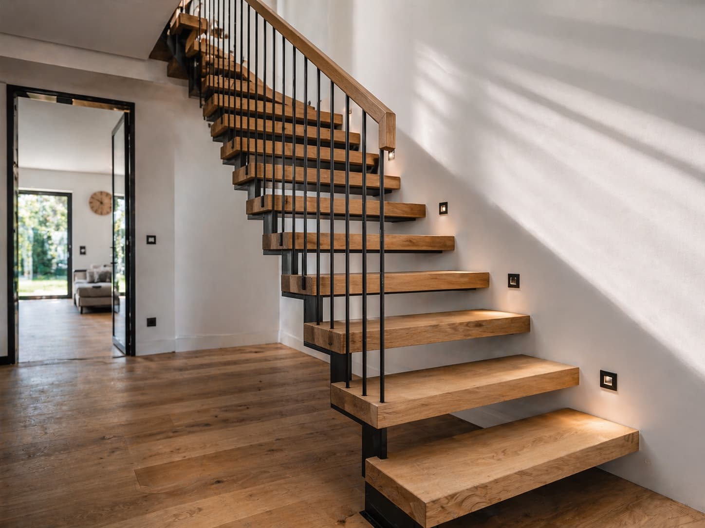 Escalier sur mesure en bois et métal dans une maison luxembourgeoise