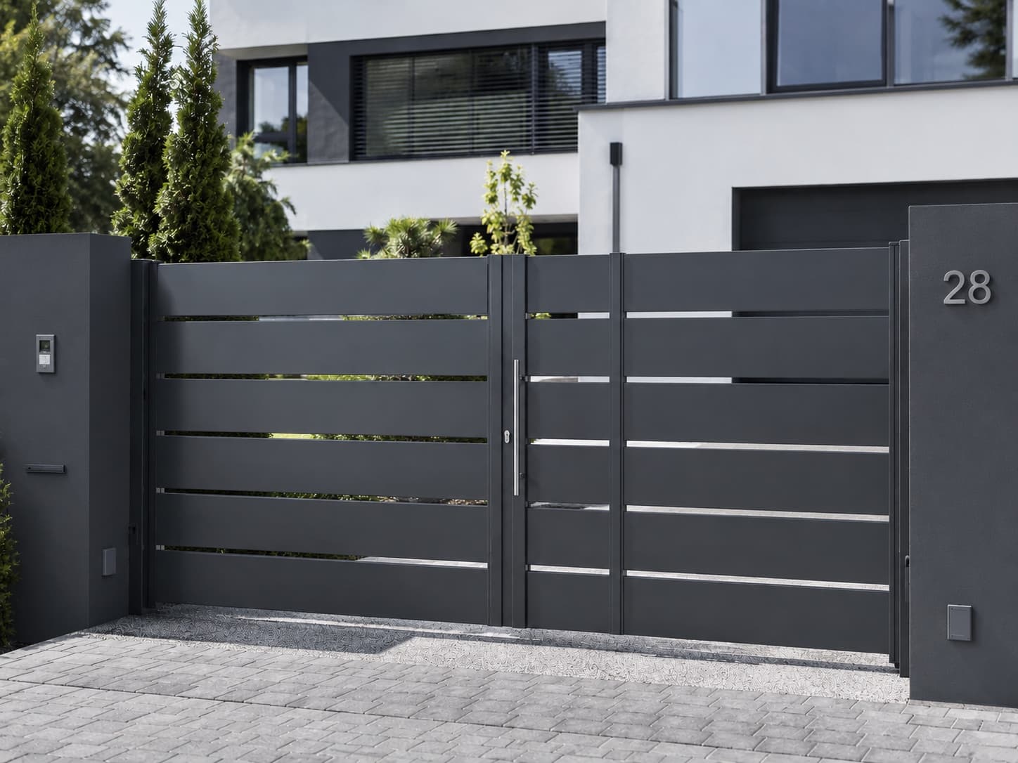 Portail en aluminium devant une maison luxembourgeoise