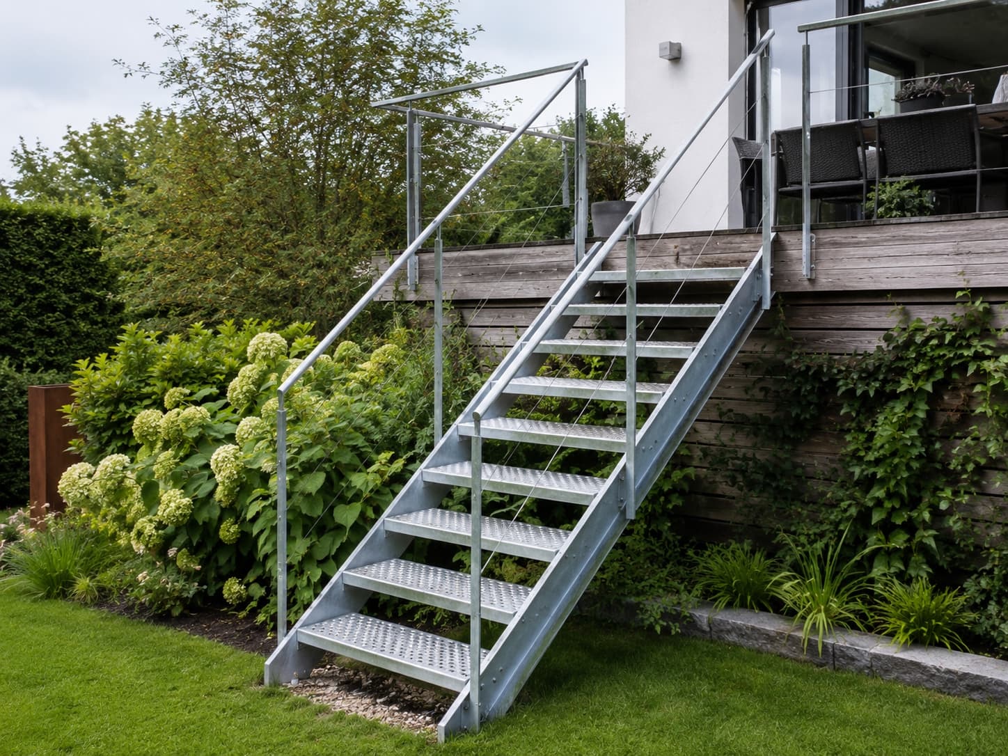 Escalier extérieur en acier galvanisé donnant sur une terrasse