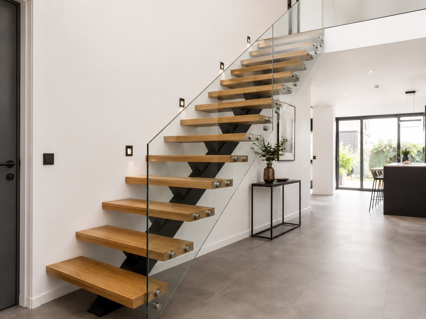 Escalier à limon central avec marches en chêne en porte-à-faux